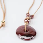 Colar em cortiça com cerâmica redonda grande e pequenas peças - Image 2