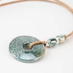 Colar em cortiça com cerâmica flor grande e pequenas peças - Image 3