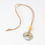 Colar de cortiça com grandes peças redondas de cerâmica e pequenas peçasandrea - Image 2