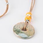 Colar de cortiça com grandes peças redondas de cerâmica e pequenas peçasandrea - Image 3