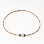 Colar em cortiça com cerâmica branca e cerâmica verde