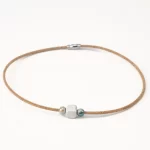 Colar em cortiça com cerâmica branca quadrada e cerâmica redonda verde mesclado