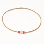 Colar em cortiça com cerâmica branca quadrada e cerâmica redonda vermelha