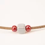 Colar em cortiça com cerâmica branca quadrada e cerâmica redonda vermelha - Image 3