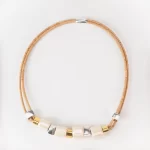 Colar de Cortiças com duas voltas e contas quadradas em dourado e prata - Image 2