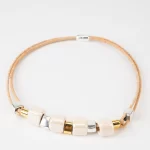 Colar de Cortiças com duas voltas e contas quadradas em dourado e prata