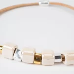 Colar de Cortiças com duas voltas e contas quadradas em dourado e prata - Image 3