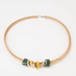 Colar em cortiça  cerâmicas em bolas  mesclado e contas prateada