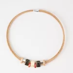 Colar artesanal de cortiça com cerâmicas vermelhas e verdes e natural - Image 3