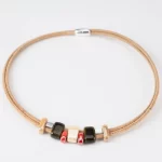 Colar artesanal de cortiça com cerâmicas vermelhas e verdes e natural