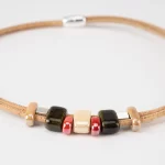 Colar artesanal de cortiça com cerâmicas vermelhas e verdes e natural - Image 2