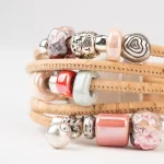 Pulseira cortiça natural com 5 voltas com cerâmica rosa - Image 3