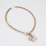 Necklace in natural cork with beige ceramic in the shape of a flower