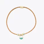 Colar exclusivo feito de cortiça natural, adornado com um delicado anel dourado