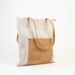 Shopping bag in cork with front pocket in the same material