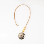 Colar em cortiça natural com cerâmica redonda de grande dimensão e pequenas peças complementares