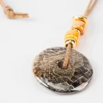 Colar em cortiça natural com cerâmica redonda de grande dimensão e pequenas peças complementares - Image 2