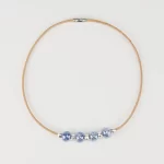 Colar em cortiça com cerâmicas azuis mescladas e contas prateadas