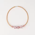 Colar em cortiça com cerâmicas rosas mescladas