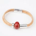 Pulseira em cortiça natural com duas voltas e cerâmica laranja, contas redondas e tubo prateado