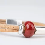 Pulseira em cortiça natural com duas voltas e cerâmica laranja, contas redondas e tubo prateado - Image 2