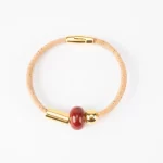 Pulseira em cortiça natural com duas voltas e cerâmica laranja, contas redondas e tubo dourado