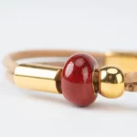 Pulseira em cortiça natural com duas voltas e cerâmica laranja, contas redondas e tubo dourado - Image 2