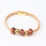 Pulseira em cortiça natural com duas voltas, cerâmicas com pepitas douradas e contas redondas e tubos
