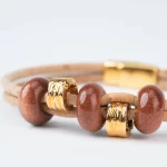 Pulseira em cortiça natural com duas voltas, cerâmicas com pepitas douradas e contas redondas e tubos - Image 3