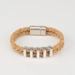 Pulseira com duas voltas em cortiça e peça em ferro em forma de dentes