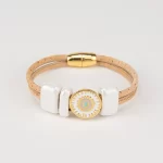 Pulseira em cortiça natural com duas voltas, três cerâmicas brancas e fecho dourado