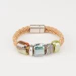Pulseira em cortiça entrelaçada com peças diversas em cerâmica